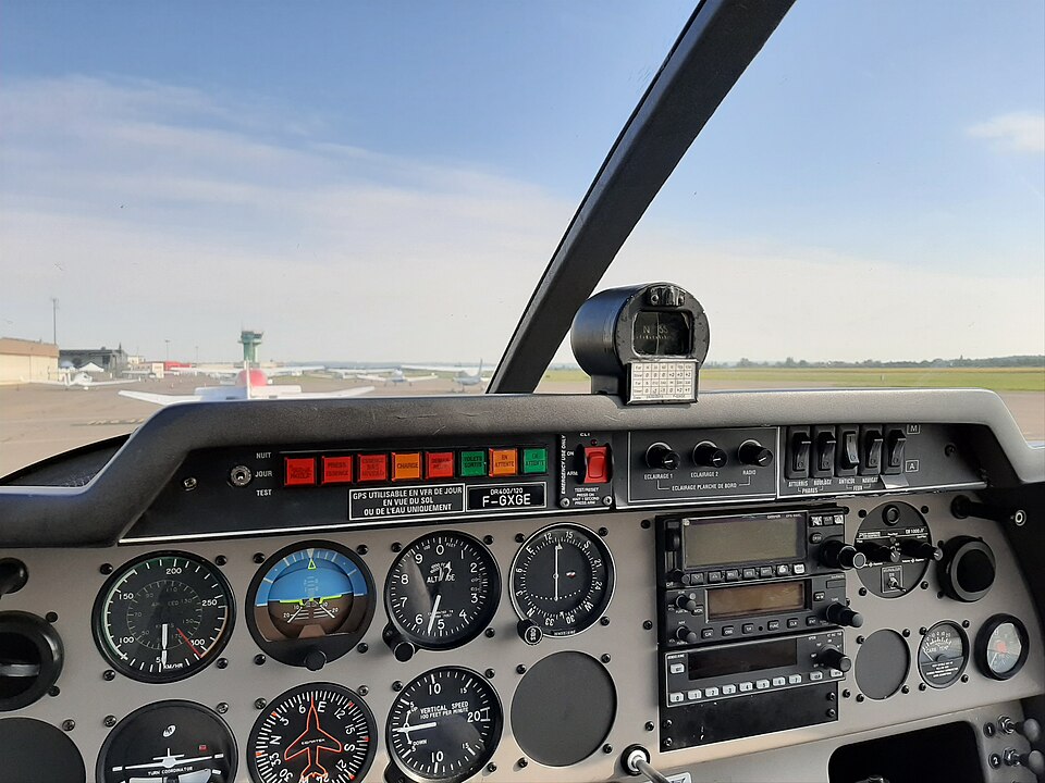 Tableau de bord réel du Robin DR400 F-GXGE, compas au-dessus du panneau